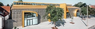 Markthalle im ungarischen Puszta als Ort der Begegnung, eingedeckt mit PREFA Falzonal und Verbundplatte