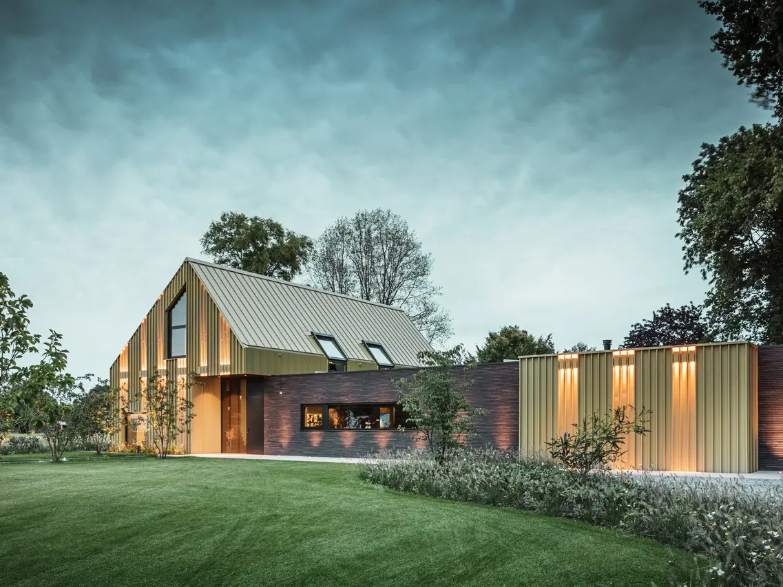 Die PREFA Produkte Prefalz und Falzonal auf dem Einfamilienhaus in Elst (NL). Die Farben Savannenbeige und Anthrazit passen perfekt zur ländlichen, grünen Umgebung.