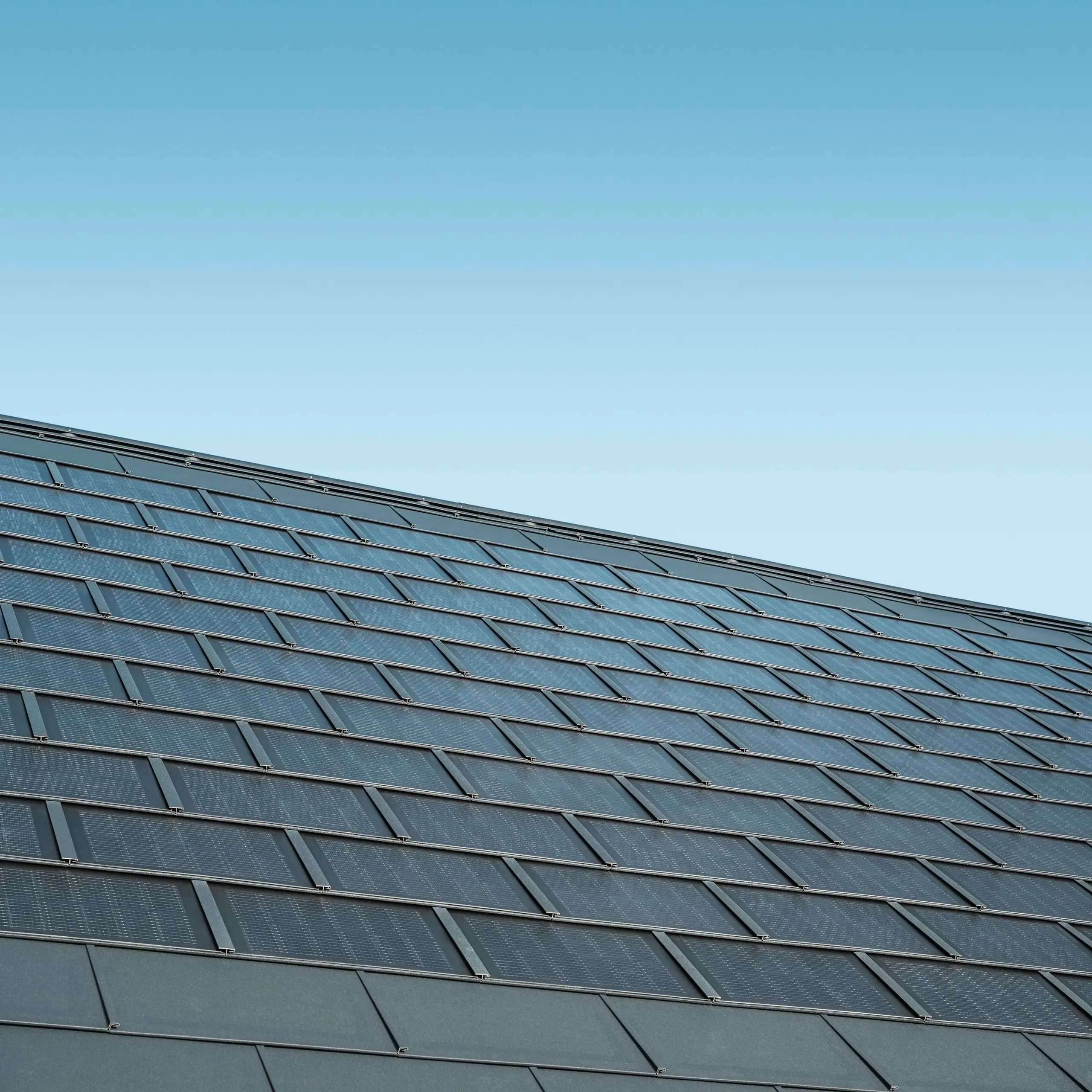 Aufnahme einer verlegten Fläche mit der Solardachplatte in Anthrazit kombiniert mit der Dachplatte R.16