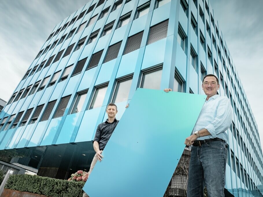 Stefan Wildi (Leitung PREFA Deutschschweiz) und Gebäudeverwalter Christian Rettenbacher vor der neuen grün-blauen PREFA Fassade des Wielandhauses in Aarau.