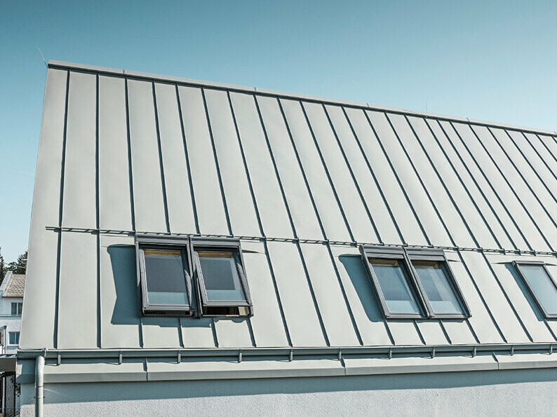 Prefalz Falzdach in P.10 Zinkgrau mit Dachflächenfenstern
