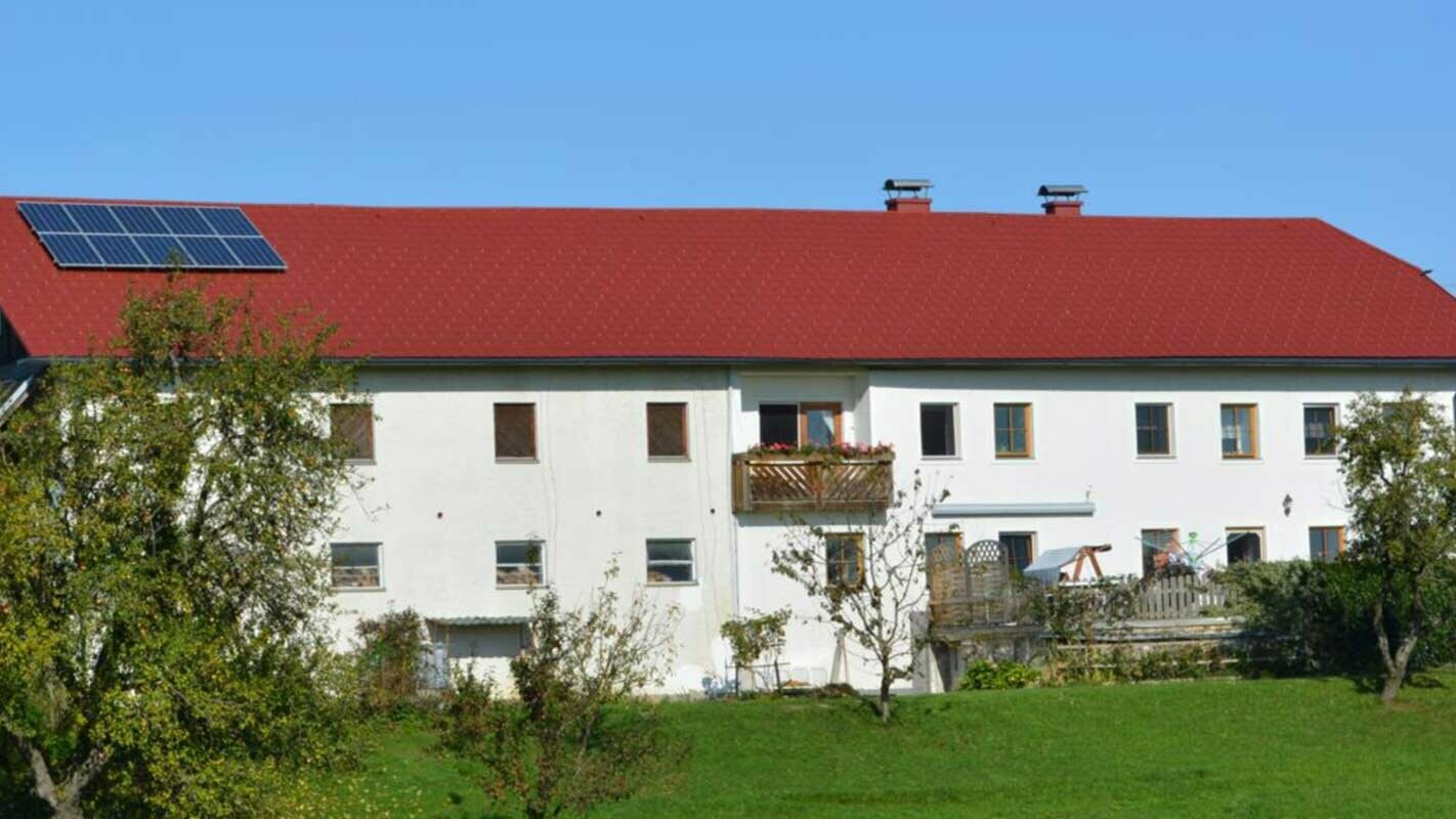 Bauernhaus nach der Dachsanierung mit der PREFA Dachplatte in Österreich - zuvor Eternit Faserzement