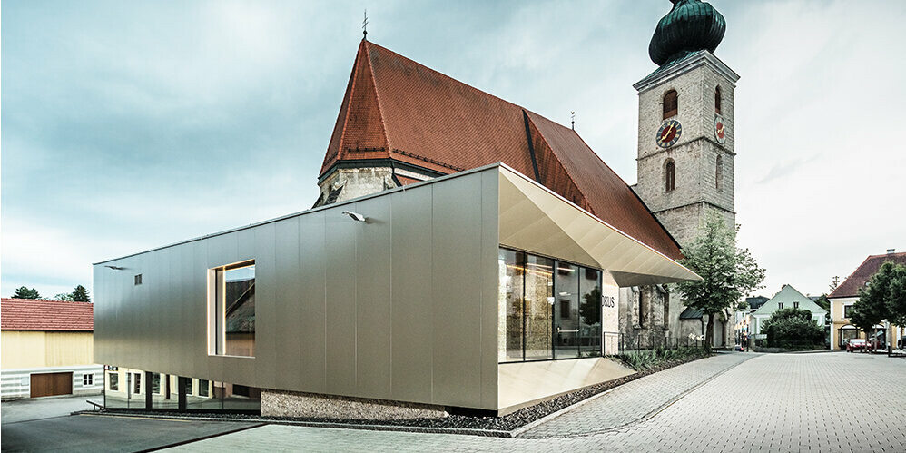 Das moderne Pfarrzentrum in Sierning wurde an der Fassade und der Untersicht mit PREFABOND in Bronze verkleidet
