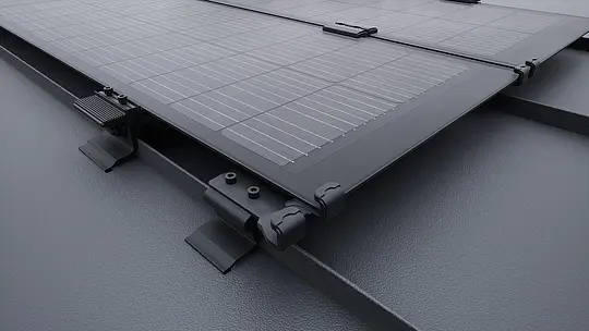  Nahaufnahme eines PREFALZ-Solarmoduls mit schwarzer Antirutsch-Modulschutzfolie. Die Module sind direkt auf den Falzflächen des PREFALZ-Dachsystems montiert.