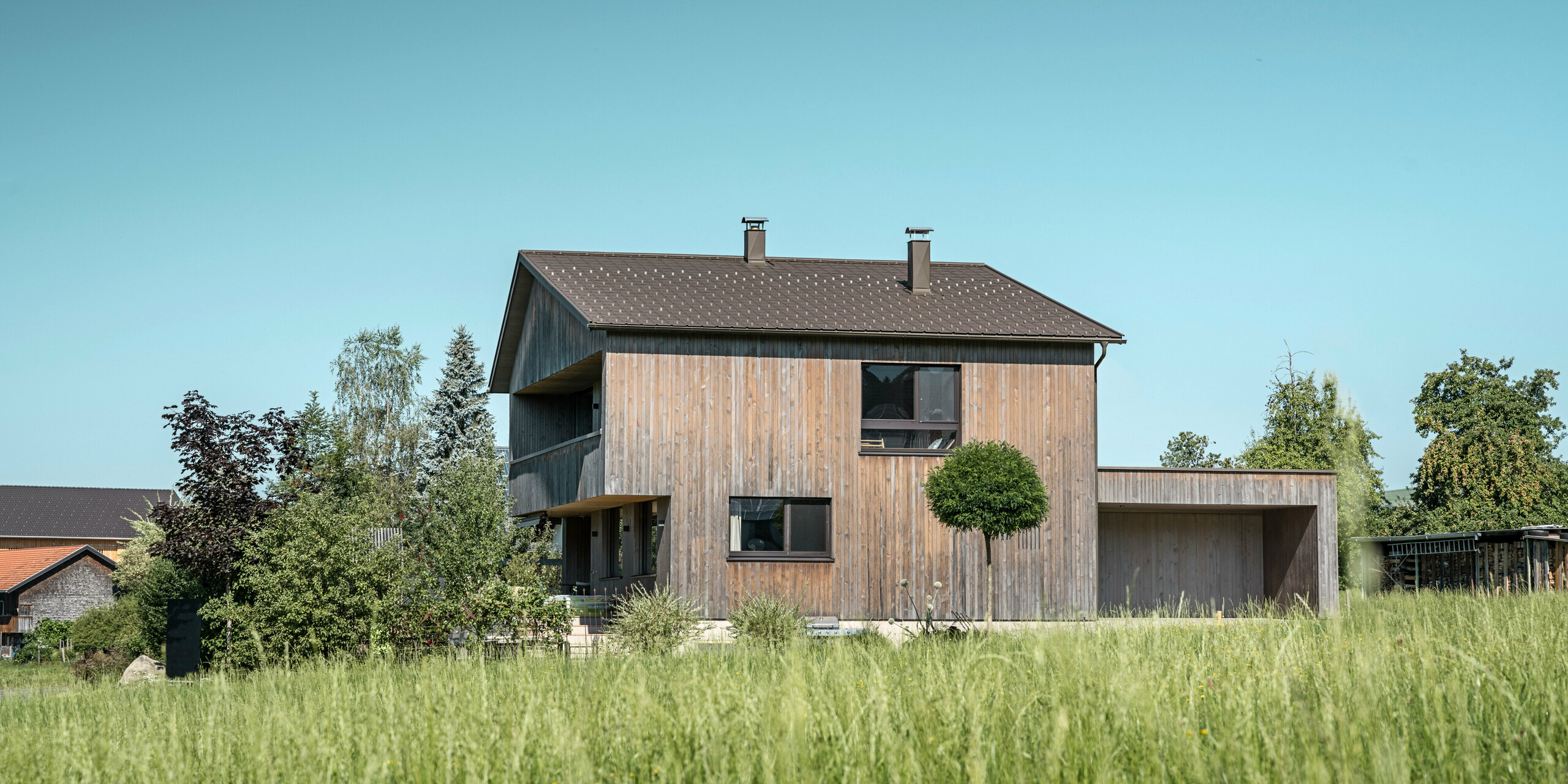 Einfamilienhaus aus Holz in Krumbach mit der PREFA Dachplatte in P.10 braun