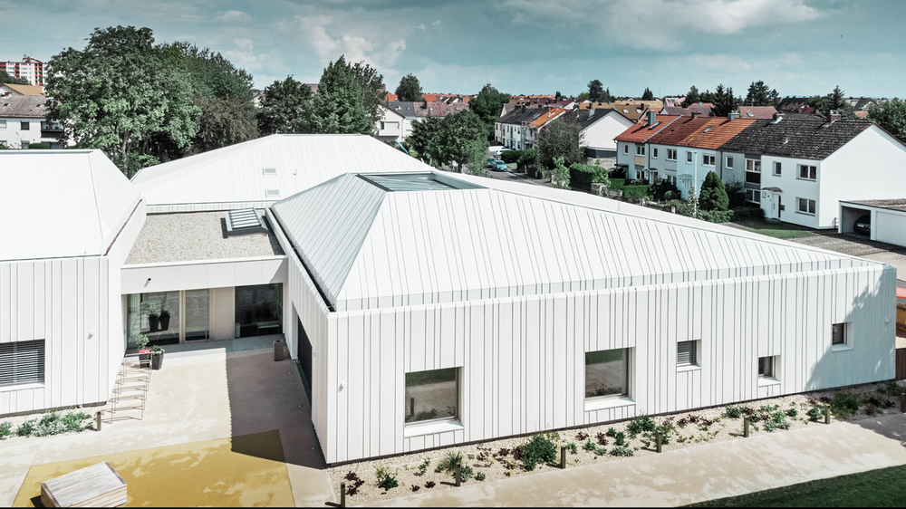 Hier eine Ansicht des Evangelisch-Lutherischen Kindergartens, welcher durch das Prefalz Dachsystem in Niederwerrn hervorsticht.
