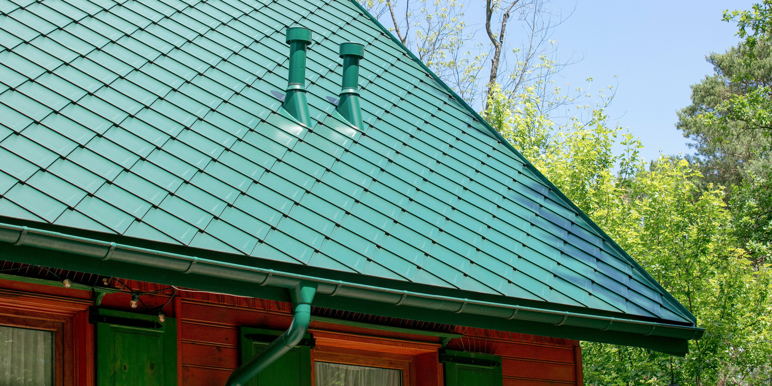 Cukiernia Sosenka mit PREFA Dachraute 44 × 44 sowie Ablaufrohr und Hängerinne in Moosgrün