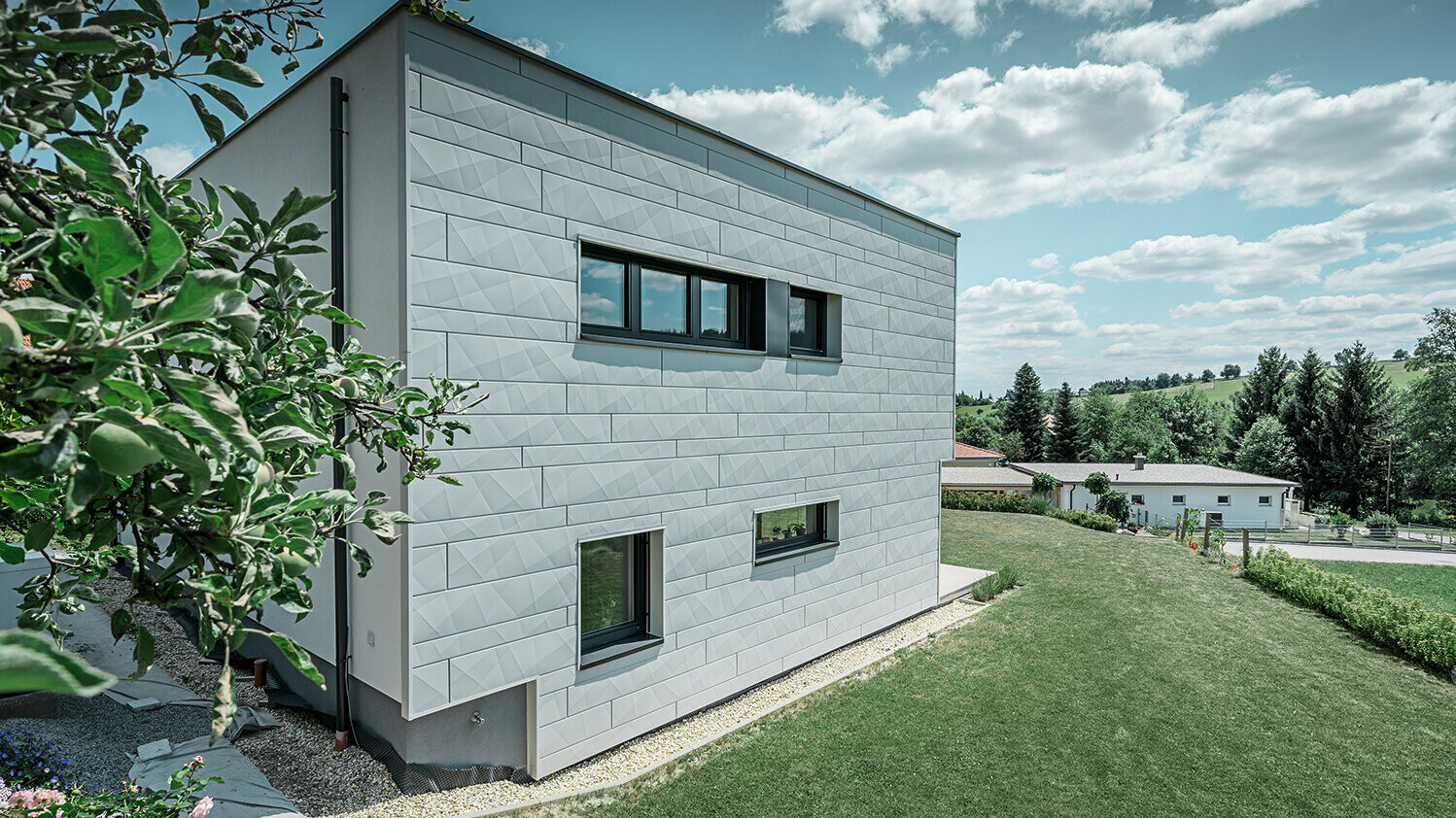 Seitenansicht eines modernen Einfamilienhauses mit Blick auf die Siding.X Fassade.