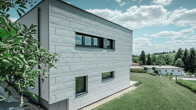 Seitenansicht eines modernen Einfamilienhauses mit Blick auf die Siding.X Fassade.