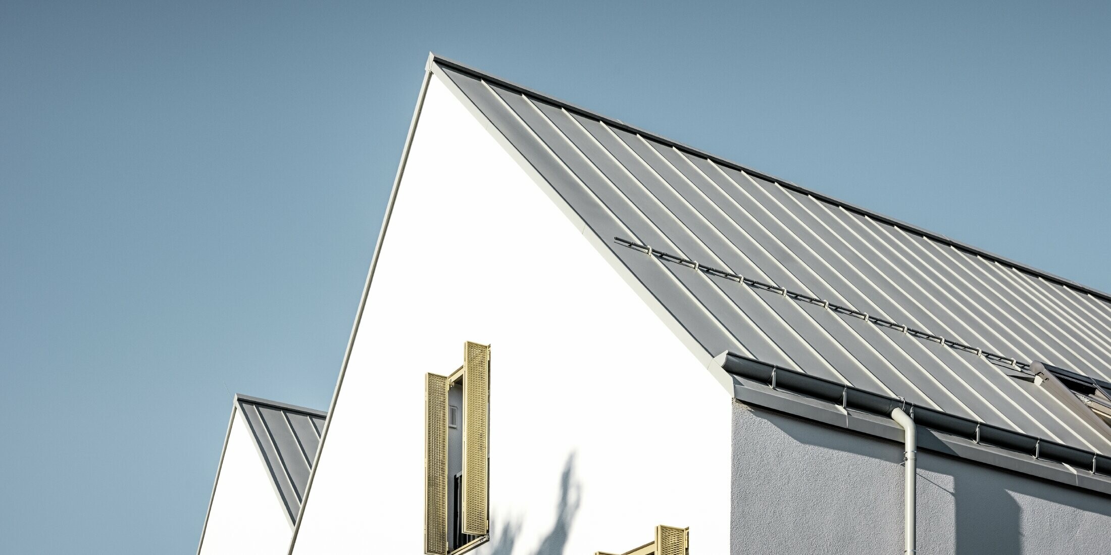Satteldach ohne Dachvorsprung, eingedeckt mit PREFALZ in P.10 Zinkgrau mit PREFA Saumrinne