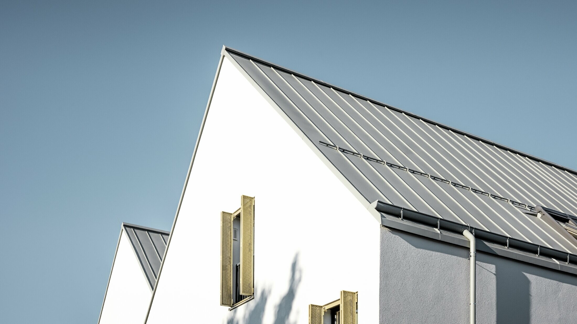 Satteldach ohne Dachvorsprung, eingedeckt mit PREFALZ in P.10 Zinkgrau mit PREFA Saumrinne
