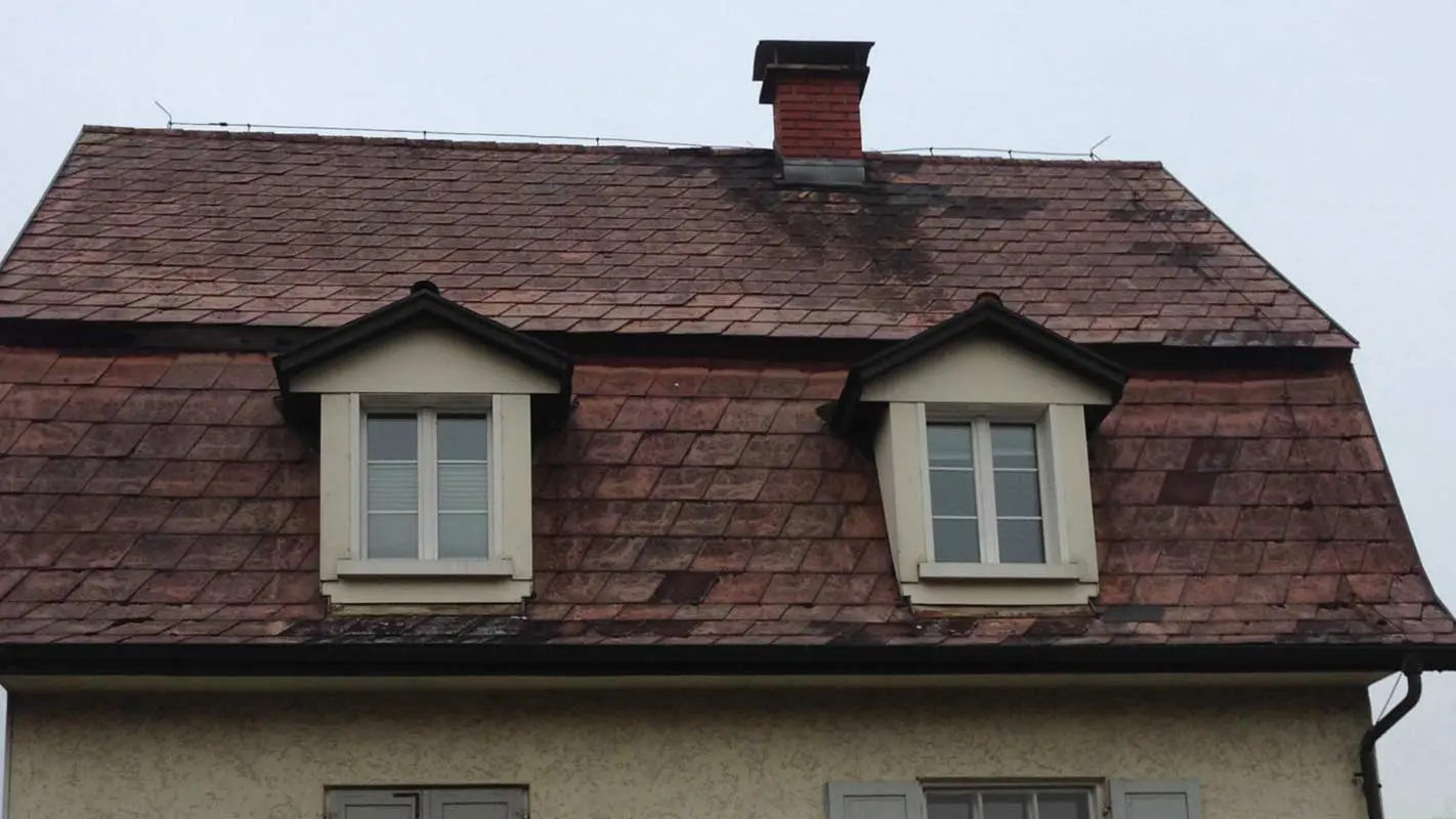 Mansarddach vor der Dachsanierung mit der PREFA Dachplatte inklusive Gaubenverkleidung