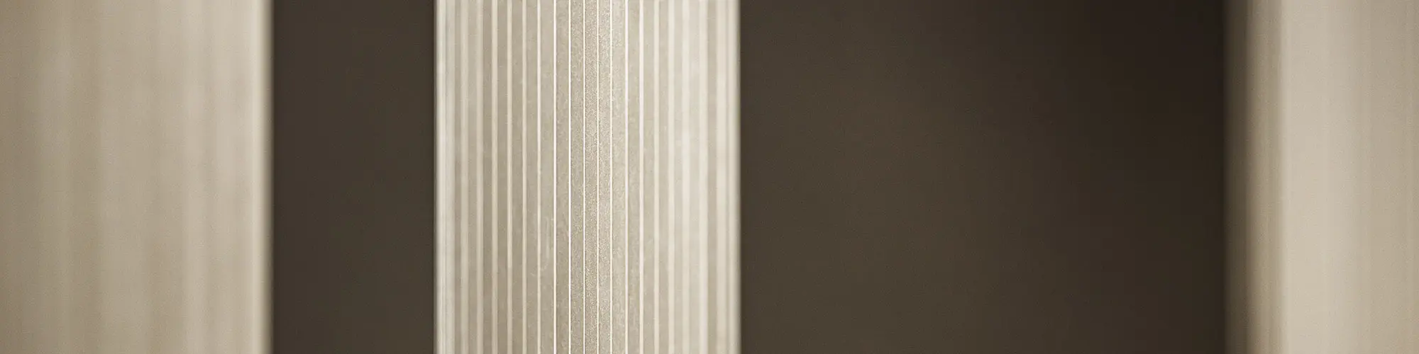 Detailansicht des Zackenprofils der bronzenen Fassade in Gold- und unterschiedlichen Brauntönen.
