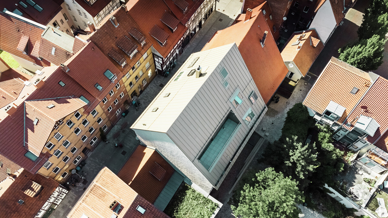 Sicht aus der Vogelperspektive auf das mit Prefalz gedeckte Kunsthaus in Göttingen.