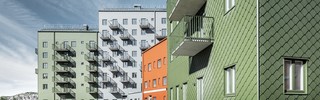 Die Fassaden des Wohnhausensembles in Göteborg wurden mit PREFA Wandrauten in Erdtönen verkleidet