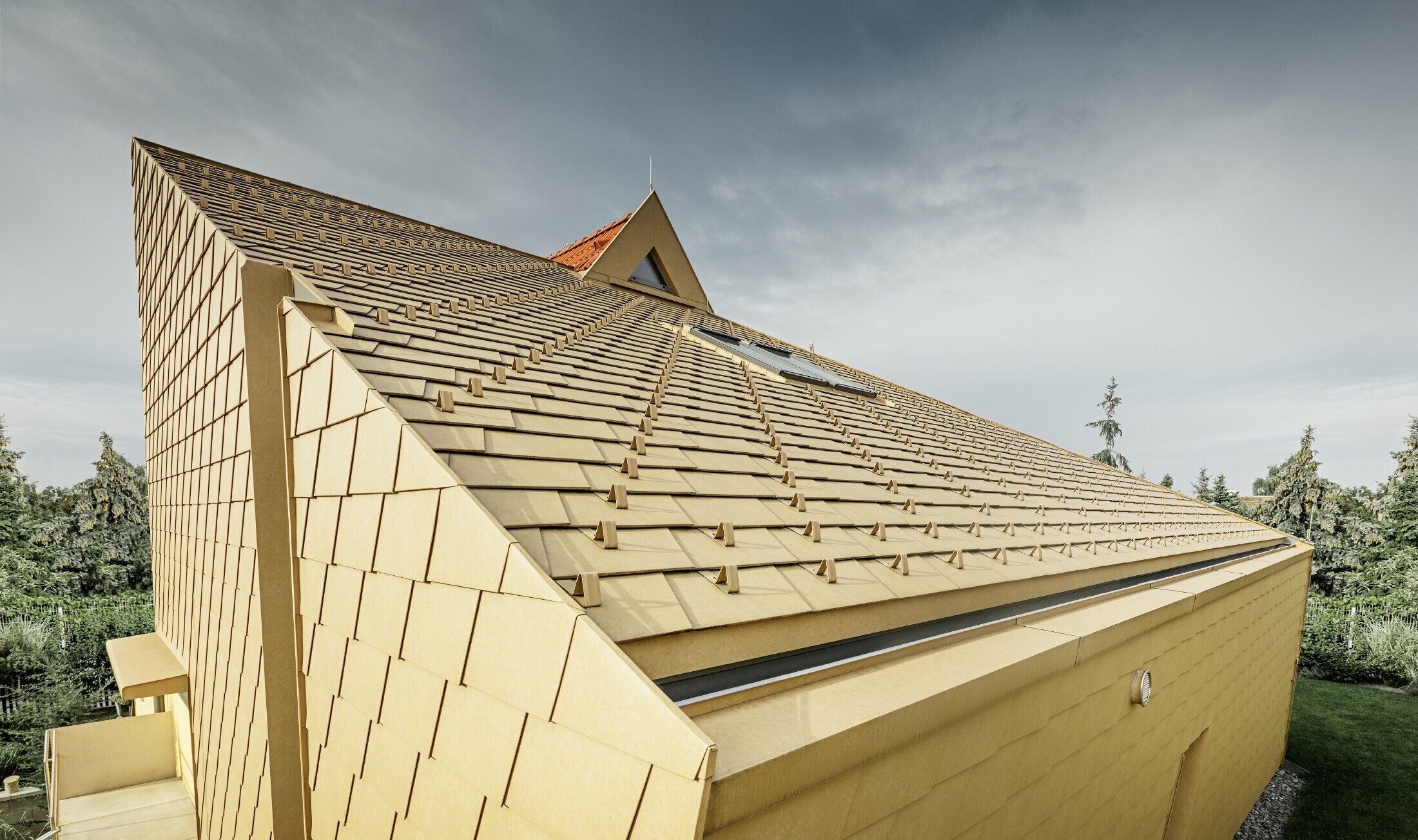 Hauszubau ohne Dachvorsprung mit innenliegender Rinne; Verlegt wurde die PREFA Schindeln in Sandbraun