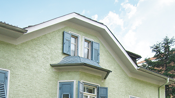 Wohnhaus Schlenders vor dem Dachgeschoßausbau mit der Dach- und Wandraute 29 x 29 in Patinagrau