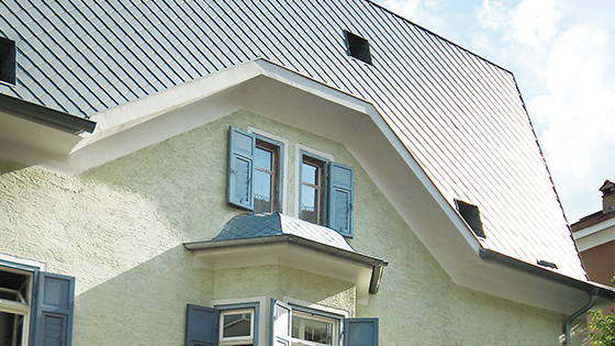 Wohnhaus Schlenders nach dem Dachgeschoßausbau mit der Dach- und Wandraute 29 x 29 in Patinagrau