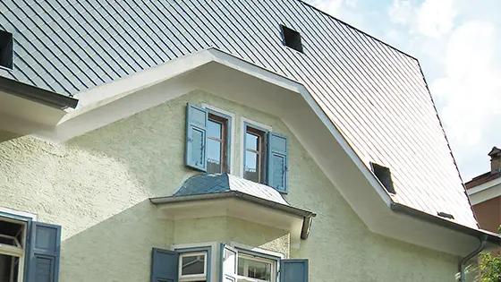 Wohnhaus Schlenders nach dem Dachgeschoßausbau mit der Dach- und Wandraute 29 x 29 in Patinagrau