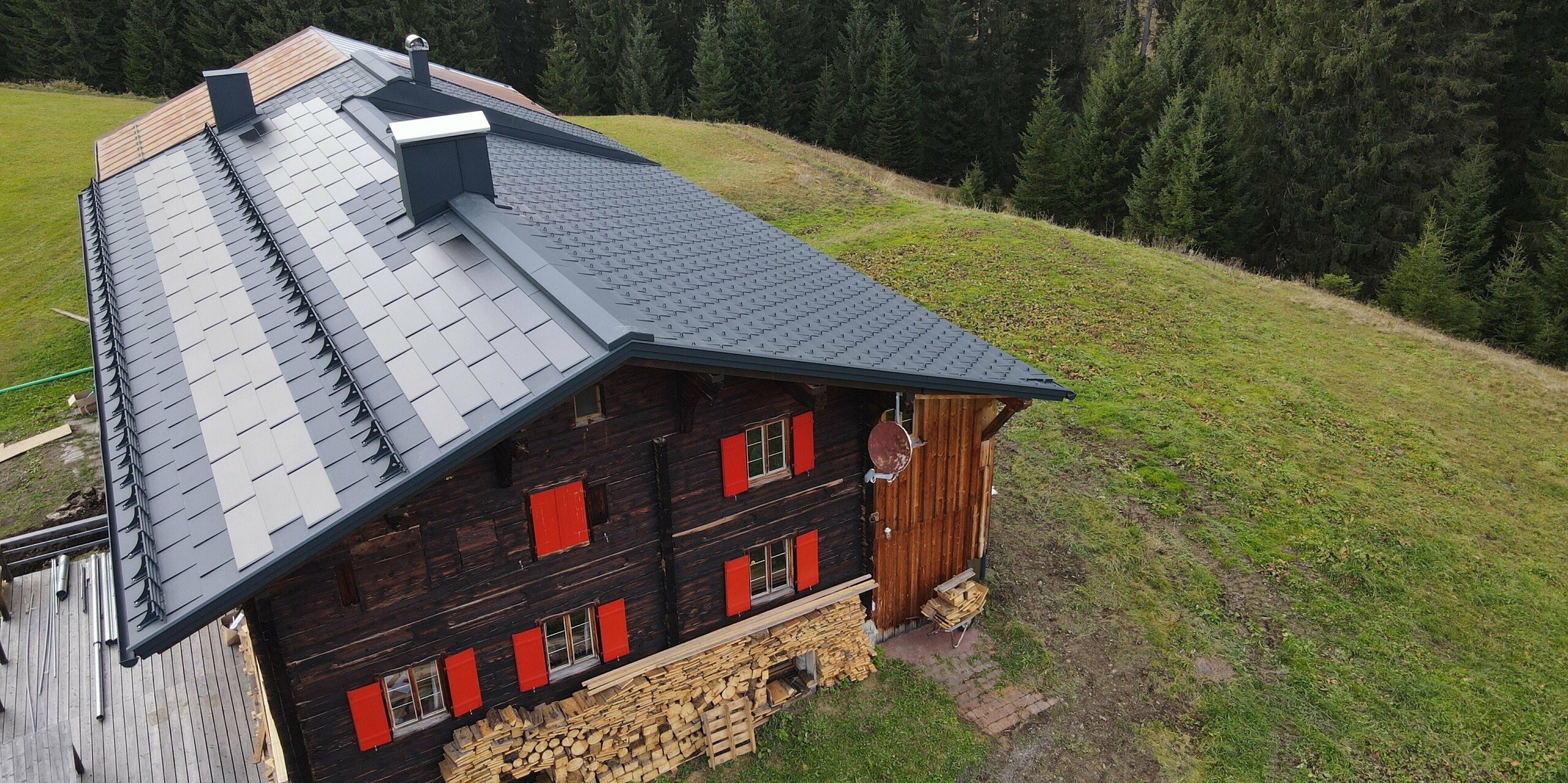 PREFA Solardachplatte in P.10 Anthrazit auf dem Alten Walserhaus in Warth, Vorarlberg