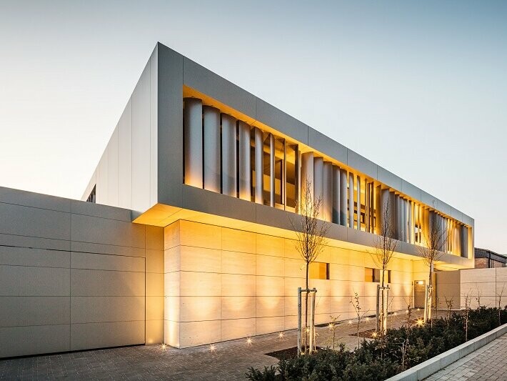 Glamour auf der Weinstraße - Ein Einfamilienhaus PREFABOND Aluminium Verbundplatte in Bronze