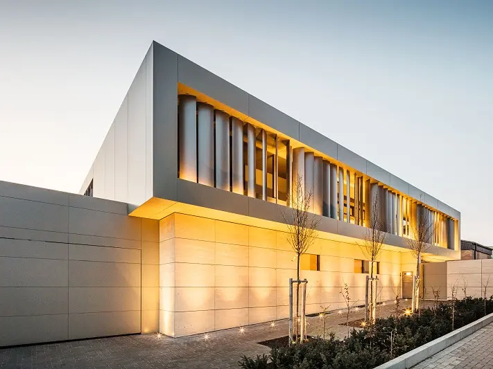 Glamour auf der Weinstraße - Ein Einfamilienhaus PREFABOND Aluminium Verbundplatte in Bronze