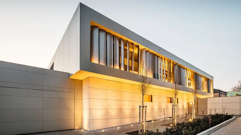 Glamour auf der Weinstraße - Ein Einfamilienhaus PREFABOND Aluminium Verbundplatte in Bronze