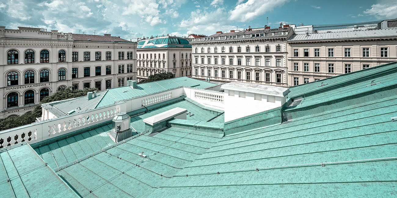 Nahaufnahme des Prefalz-Daches in P.10 patinagrün des Künstlerhauses in Wien.