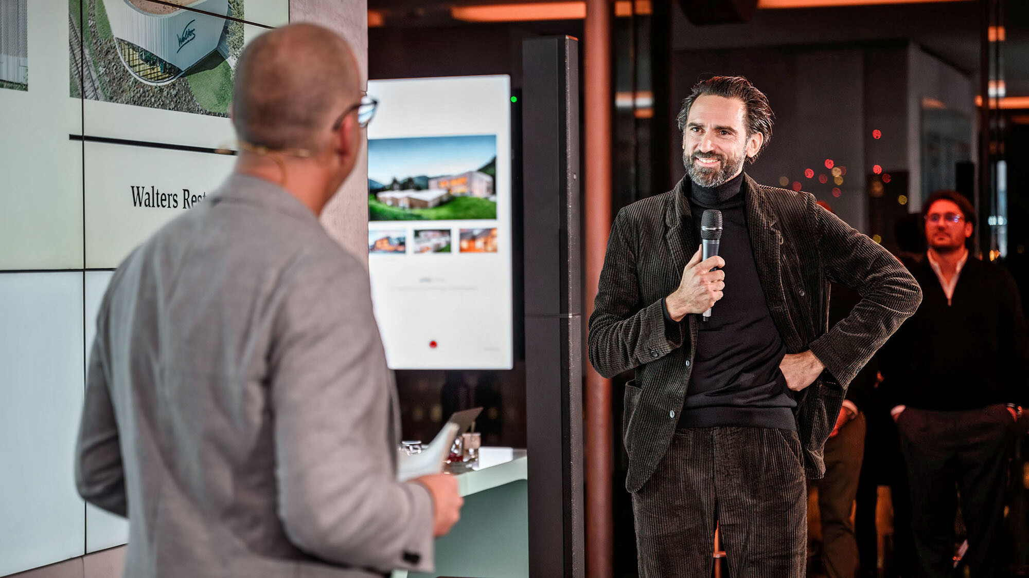 Marketingleiter International Jürgen Jungmair und Architekt Thomas Heil vom österreichischen Büro dreiplus Architekten im Gespräch vor der Präsentationsfläche.
