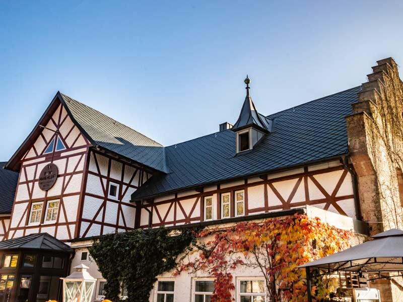 Nahaufnahme der Burg Maienluft mit neuem PREFA Dach, eingedeckt mit anthrazitfarbenen Dachrauten 29 × 29