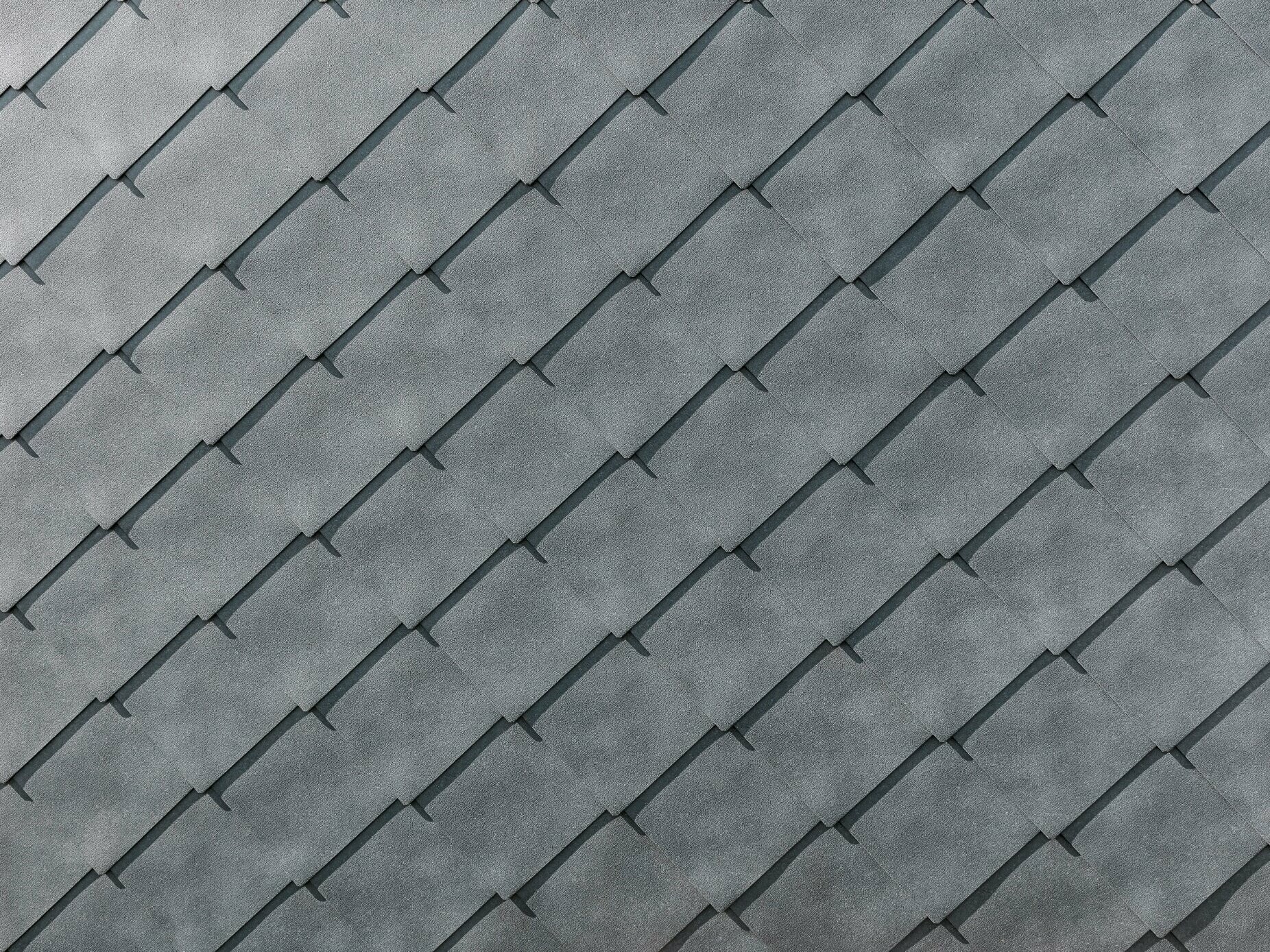 Detailaufnahme der PREFA Aluminium Wandrauten 44 × 44 in P.10 Steingrau