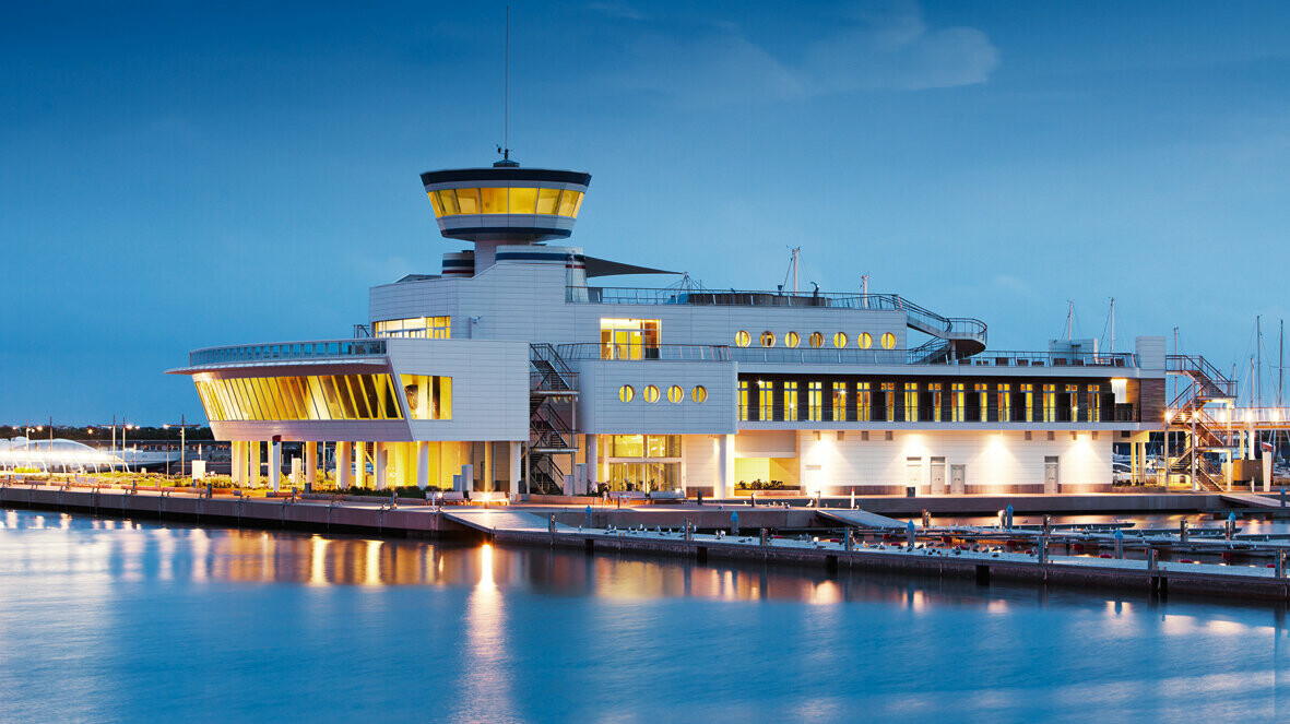 Italienischer Hafen mit Falzonal-Fassade in der Farbe Weiß