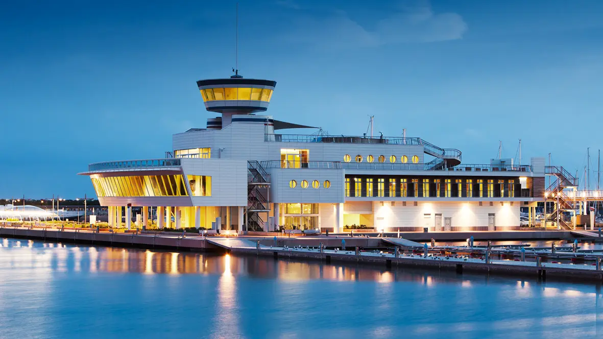 Italienischer Hafen mit Falzonal-Fassade in der Farbe Weiß