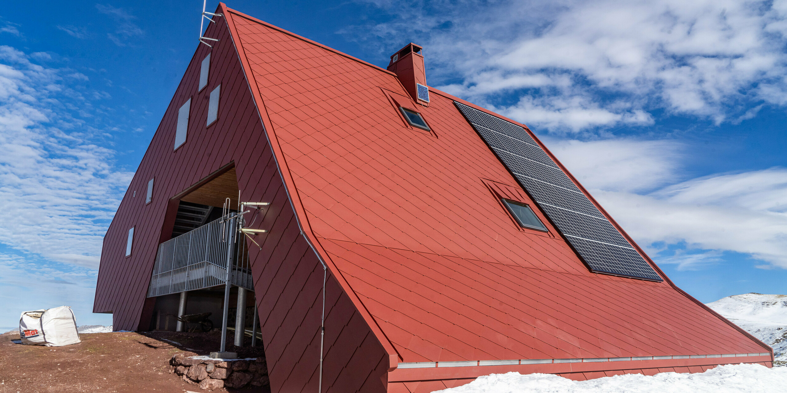 Schutzhütte Arlet im Pyrenäen-Nationalpark mit Gebäudehülle aus Aluminium in der Farbe Oxydrot