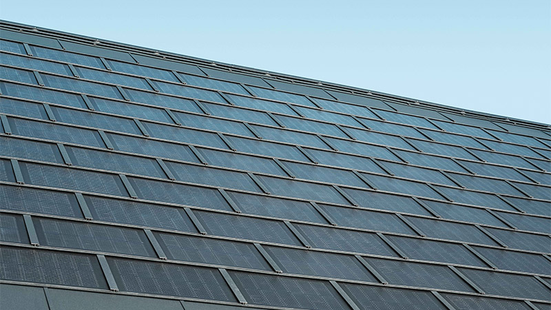 Verlegte Fläche der PREFA Solardachplatte kombiniert mit der Dachplatte R.16 in der Farbe P.10 Anthrazit.