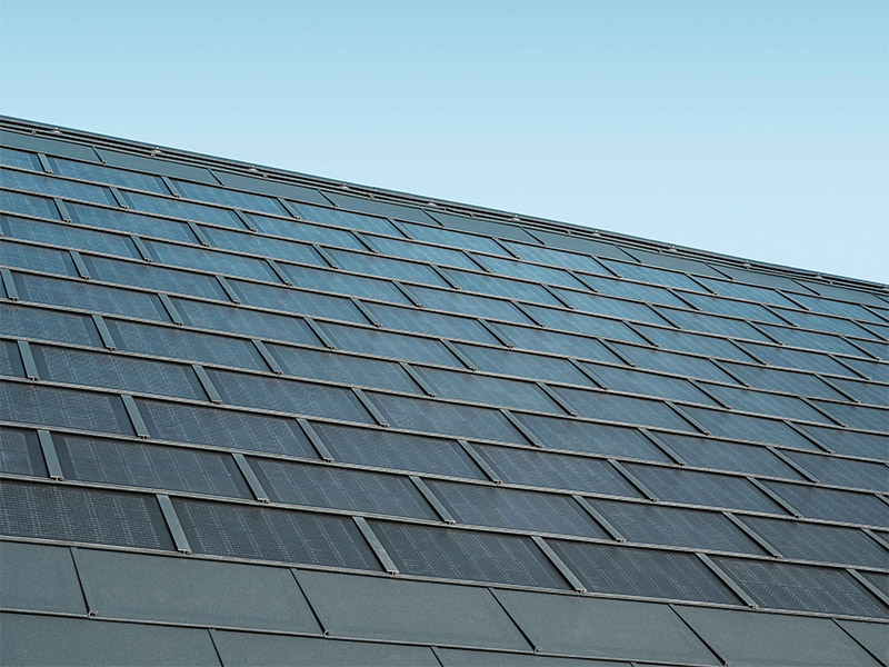 Verlegte Fläche der PREFA Solardachplatte kombiniert mit der Dachplatte R.16 in der Farbe P.10 Anthrazit.