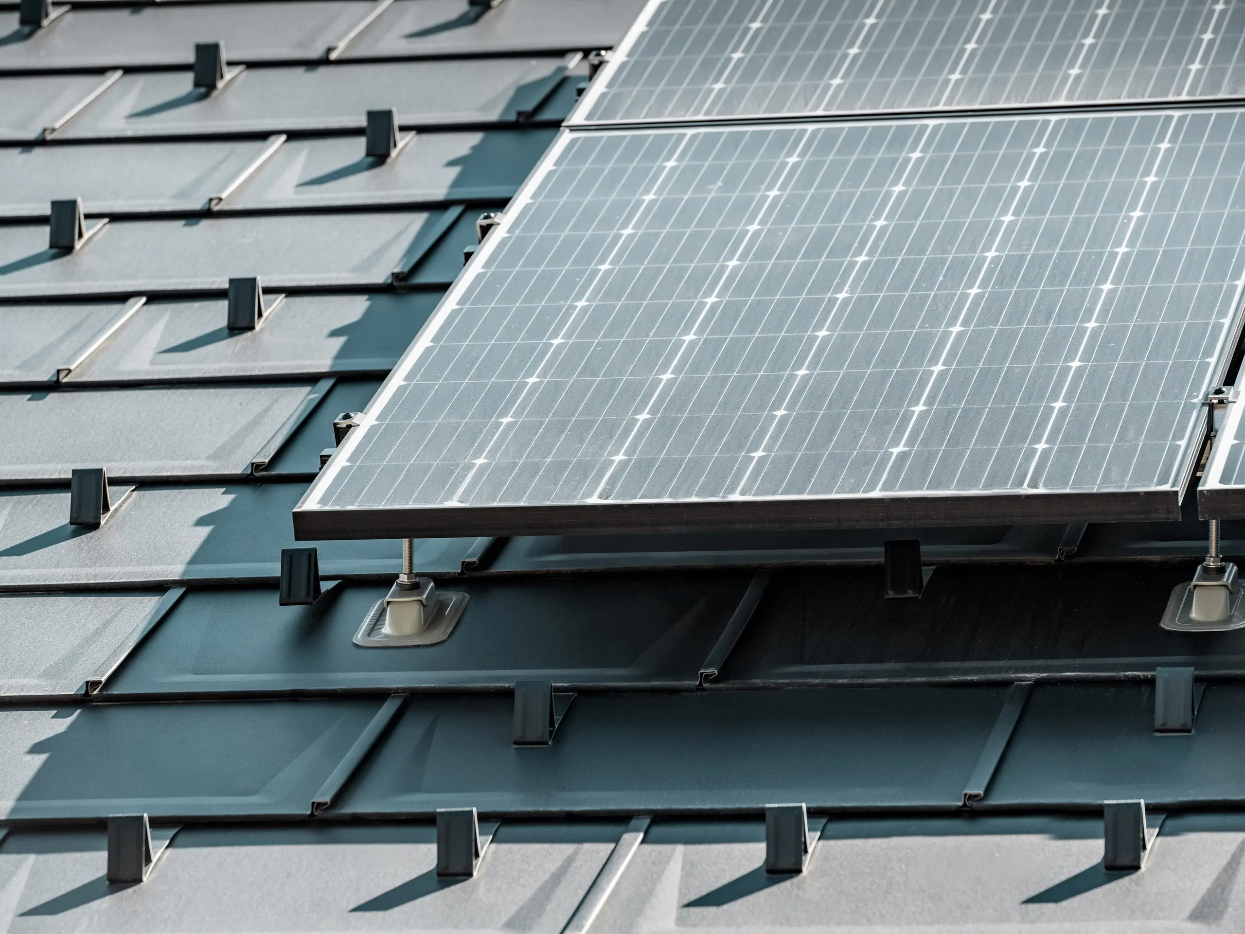 Detailansicht des PREFA Solarmontagesystems.