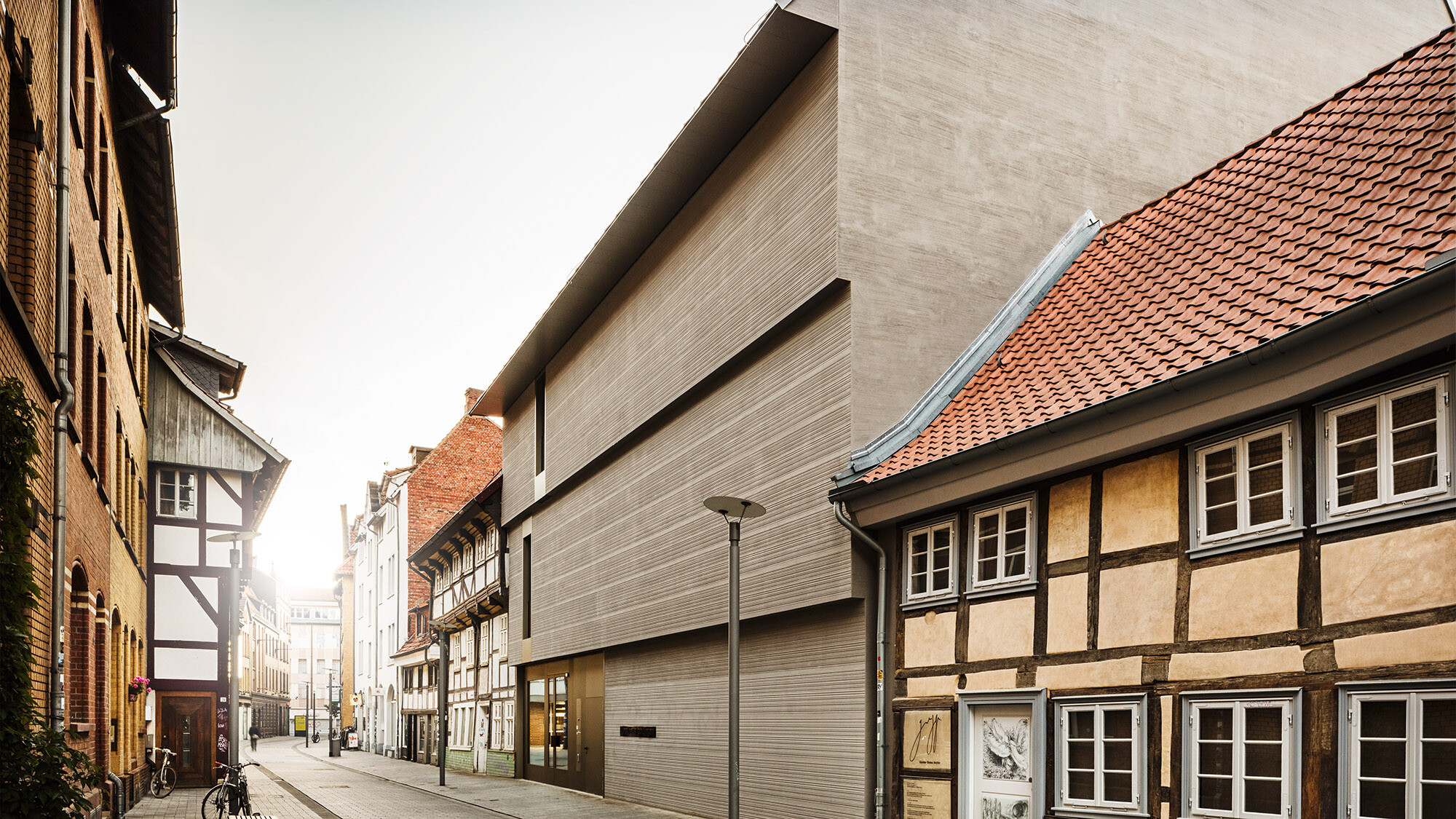 Das Kunsthaus von der Straßenperspektive, umgeben vom historischen Bestand der Altstadt.