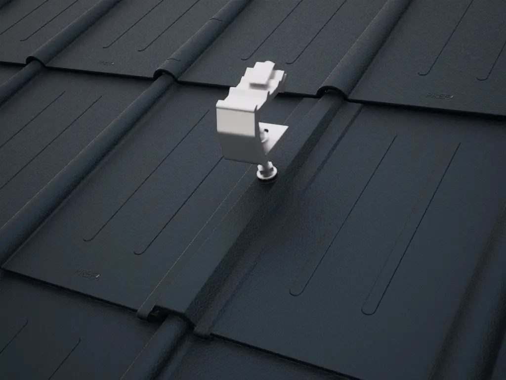 Detailansicht des PREVARIO Sunny Spezial Solarhalters, montiert auf einem dunklen mit PREFA Dachplatten eingedecktem Dach.