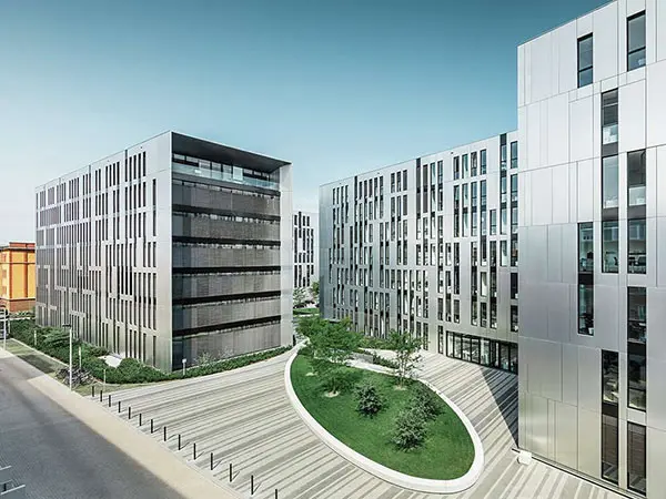 Mehrstöckiges Bürogebäude Clara & Robert in Düsseldorf mit der Aluminium Verbundplatte in naturaluminium gebürstet