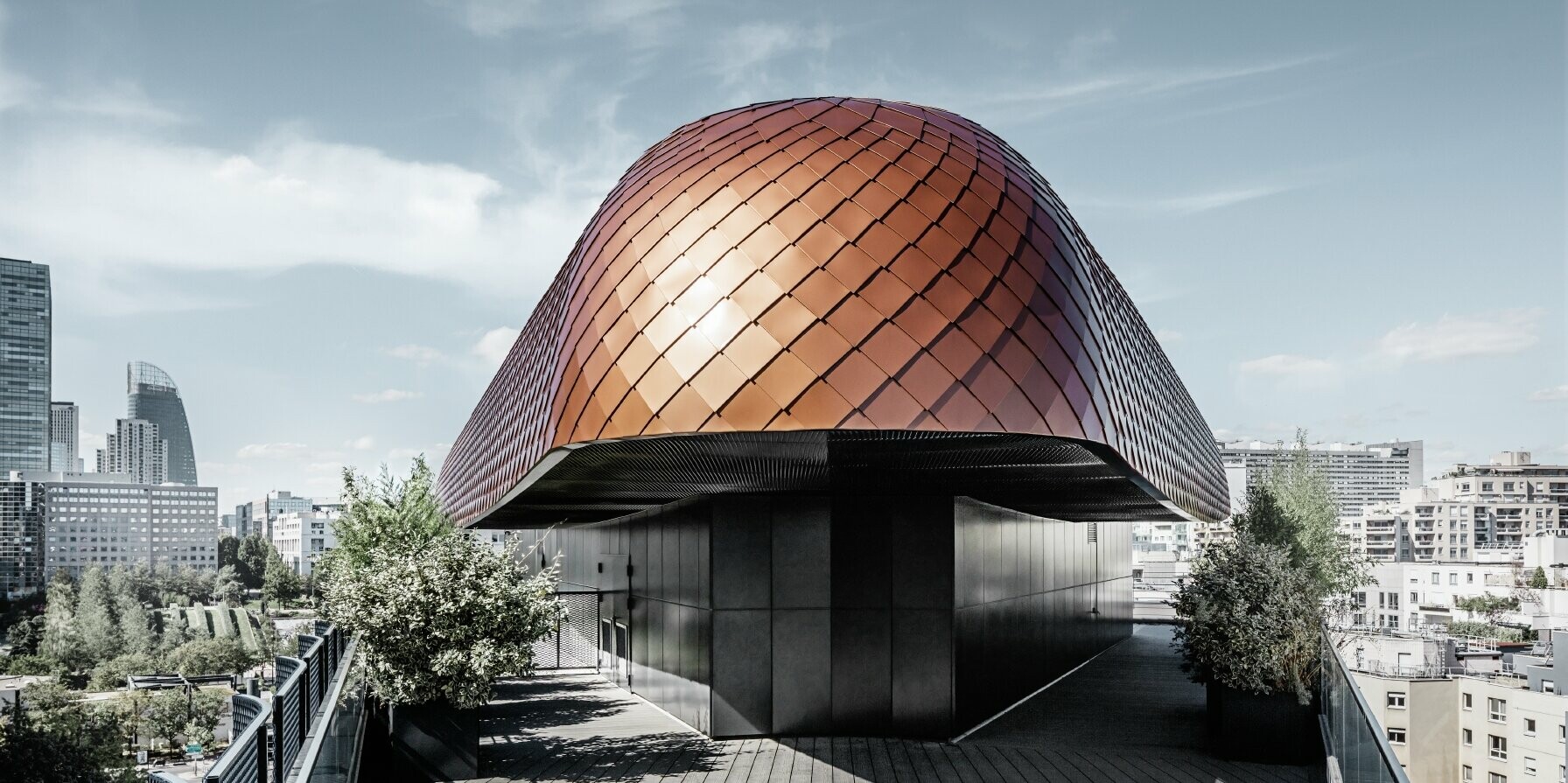 Der runde Aufbau auf dem Blackpearl Bürogebäude in Paris wurde mit der PREFA Dachraute 29 × 29 eingekleidet.