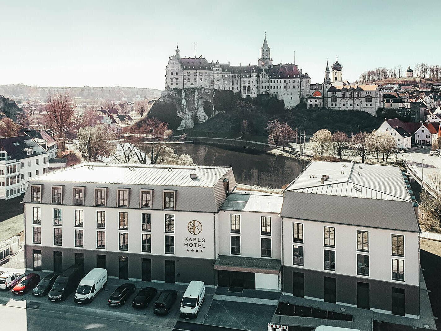 Die Vorderansicht von oben des Karls Hotels mit Blick Richtung Donau Schloss Sigmaringen. 