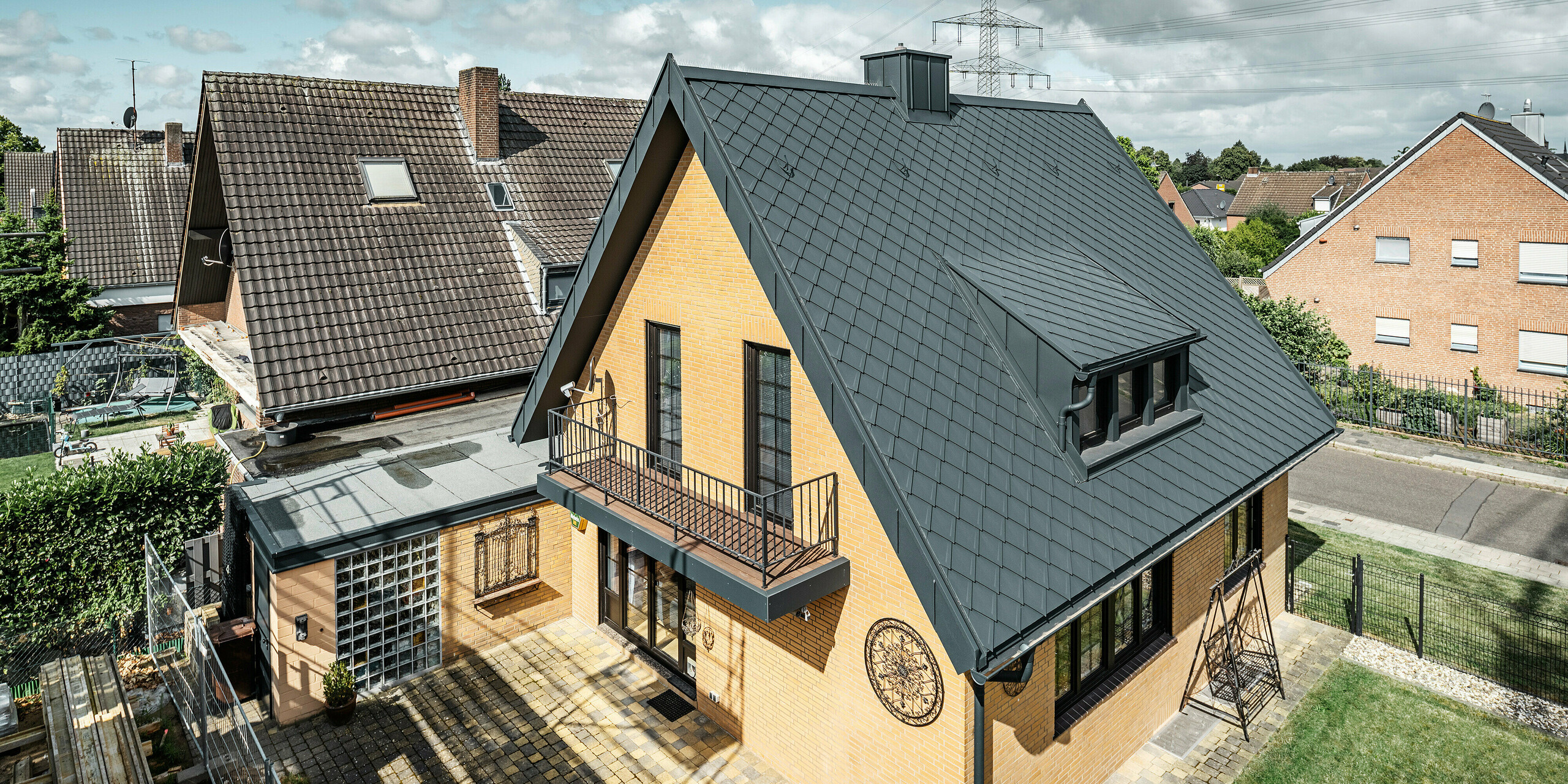 PREFA Dachraute 29 × 29, PREFALZ, jHängerinne sowie Ablaufrohr in der Farbe P.10 Anthrazit zieren ein Einfamilienhaus in Tönisvorst.