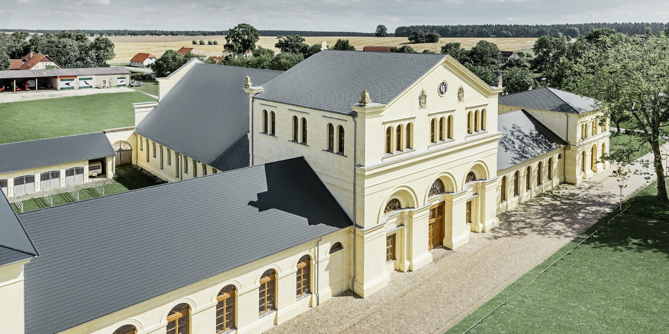 Aufnahme des Hauptteils des Marstalls in Basedow; Das Schloss wurde renoviert, auch das Dach wurde mit einem PREFA Leichtdach aus Aluminium in Anthrazit eingedeckt.