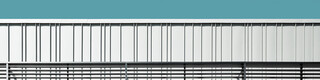 Frontale Nahaufnahme der unregelmäßig rhythmisieren Fassade.