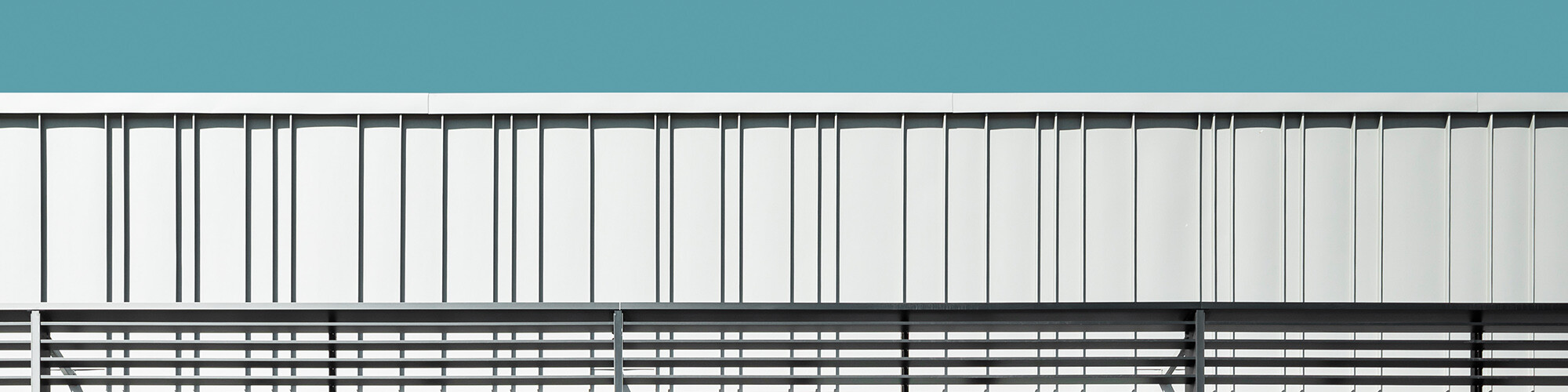 Frontale Nahaufnahme der unregelmäßig rhythmisieren Fassade.