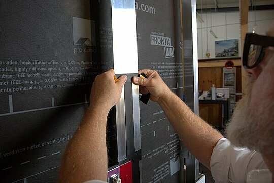 Befestigung einer EDPM-Bandes auf einer Aluminiumunterkonstruktion