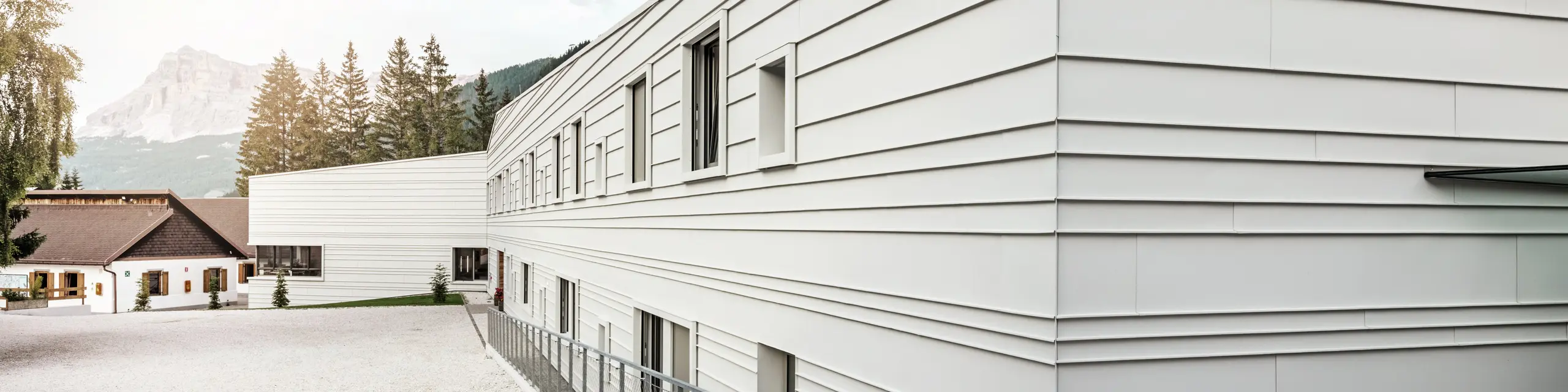 Die moderne Architektur der „Tempesti“-Kaserne besticht durch das PREFALZ-Aluminium in der Farbe P.10 Prefaweiß. Horizontal angeordnete Aluminiumstreifen schaffen eine klare Struktur. Die helle Farbe reflektiert das Licht und trägt so zur Verbesserung des Mikroklimas im alpinen Umfeld bei.