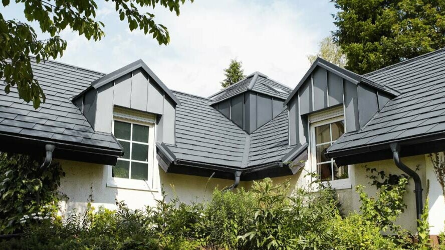 Einfamilienhaus in Tschechien mit PREFA Dachschindeln in Anthrazit als Dacheindeckung