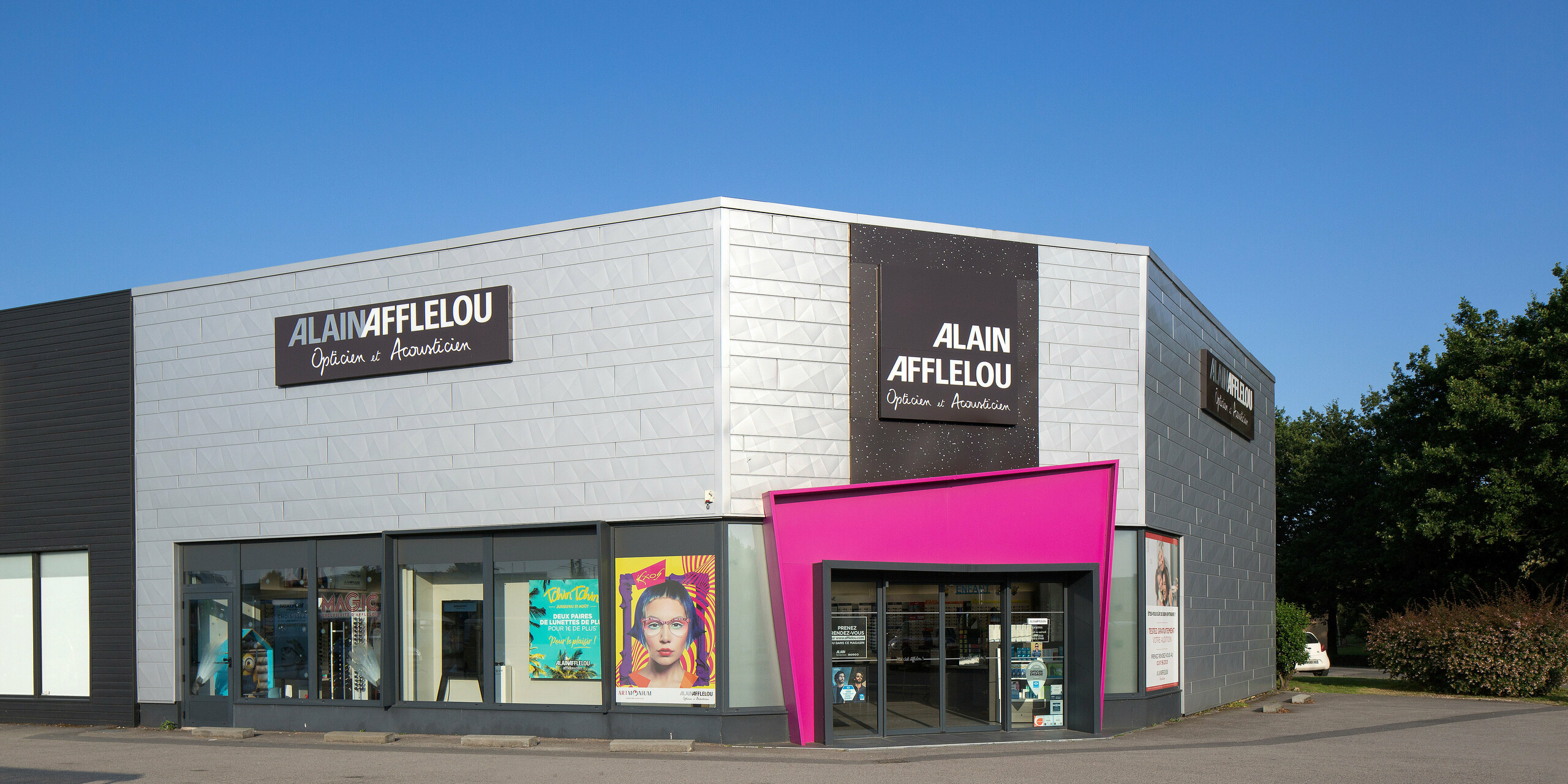 Blick von vorne auf den Optik- und Akustik-Shop AFFLELOU in Auray mit einer glitzernden Fassade bestehend aus PREFA Siding.X in Silbermetallic